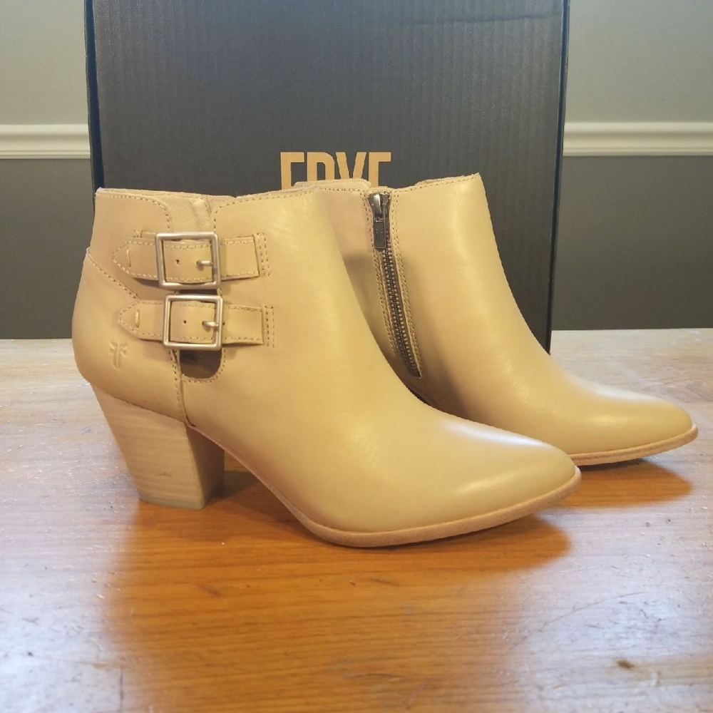 Frye Jennifer belted booties in Ivory size 7.5